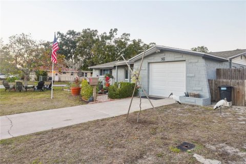House in New Port Richey, Florida 4 bedrooms, 144 sq.m. № 2199000 - photo 3