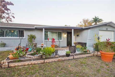 House in New Port Richey, Florida 4 bedrooms, 144 sq.m. № 2199000 - photo 4