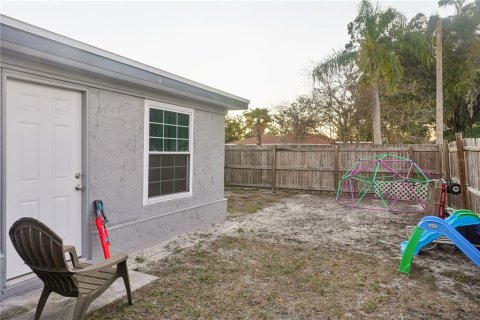 House in New Port Richey, Florida 4 bedrooms, 144 sq.m. № 2199000 - photo 9