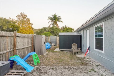 House in New Port Richey, Florida 4 bedrooms, 144 sq.m. № 2199000 - photo 8