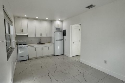 Снять в аренду квартиру в Майами, Флорида 1 спальня, 74.32м2, № 2045554 - фото 2