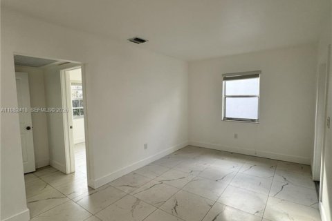 Снять в аренду квартиру в Майами, Флорида 1 спальня, 74.32м2, № 2045554 - фото 4