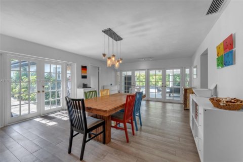 House in Miami, Florida 5 bedrooms, 291.43 sq.m. № 1865697 - photo 6
