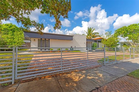House in Miami, Florida 5 bedrooms, 291.43 sq.m. № 1865697 - photo 1