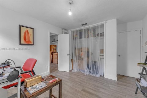 House in Miami, Florida 5 bedrooms, 291.43 sq.m. № 1865697 - photo 24