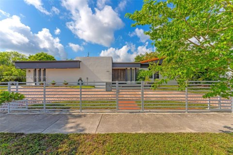 House in Miami, Florida 5 bedrooms, 291.43 sq.m. № 1865697 - photo 2