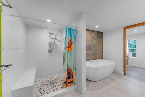 House in Miami, Florida 5 bedrooms, 291.43 sq.m. № 1865697 - photo 19