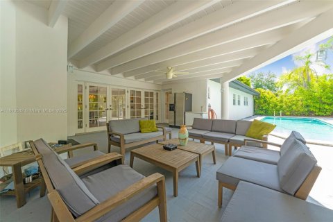 House in Miami, Florida 5 bedrooms, 291.43 sq.m. № 1865697 - photo 30