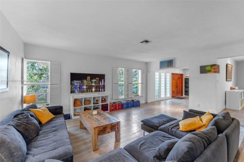 House in Miami, Florida 5 bedrooms, 291.43 sq.m. № 1865697 - photo 9