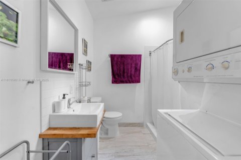 House in Miami, Florida 5 bedrooms, 291.43 sq.m. № 1865697 - photo 27