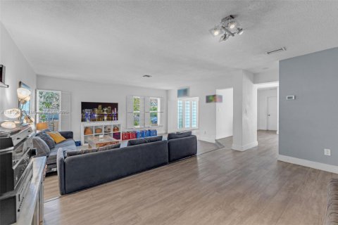 House in Miami, Florida 5 bedrooms, 291.43 sq.m. № 1865697 - photo 8