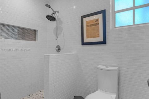 House in Miami, Florida 5 bedrooms, 291.43 sq.m. № 1865697 - photo 21