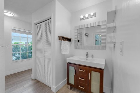 House in Miami, Florida 5 bedrooms, 291.43 sq.m. № 1865697 - photo 22
