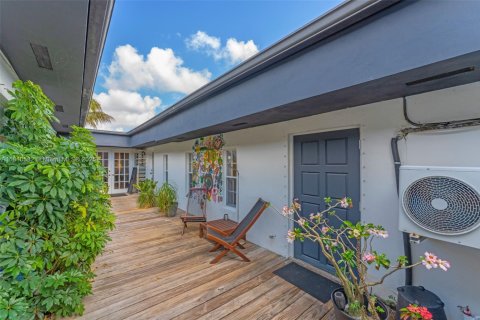 House in Miami, Florida 5 bedrooms, 291.43 sq.m. № 1865697 - photo 28