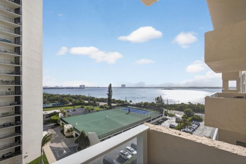Condo in Riviera Beach, Florida, 2 bedrooms № 2146336 - photo 23