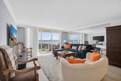 Condo in Riviera Beach, Florida, 2 bedrooms № 2146336 - photo 2