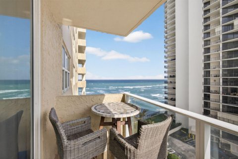Condo in Riviera Beach, Florida, 2 bedrooms № 2146336 - photo 21