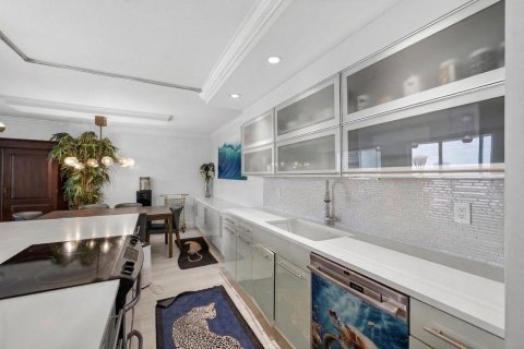 Condo in Riviera Beach, Florida, 2 bedrooms № 2146336 - photo 9