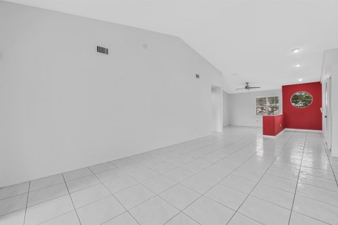 Condo in Boynton Beach, Florida, 3 bedrooms № 2399688 - photo 7
