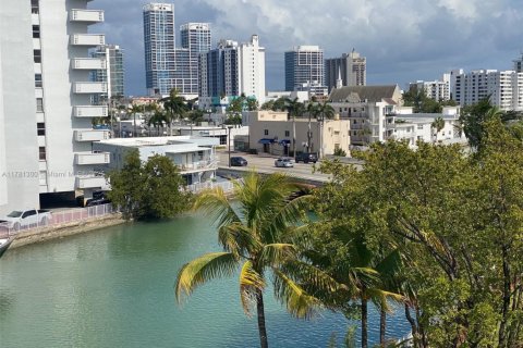 Condo in Miami Beach, Florida, 2 bedrooms  № 2022566 - photo 13