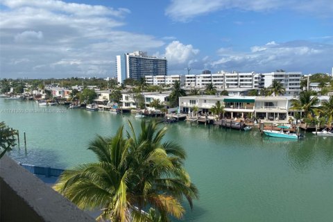 Condo in Miami Beach, Florida, 2 bedrooms  № 2022566 - photo 12