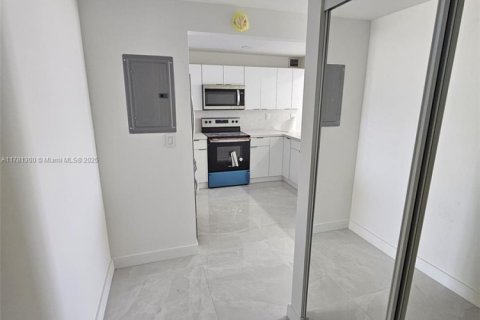 Condo in Miami Beach, Florida, 2 bedrooms  № 2022566 - photo 3