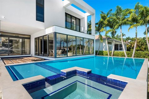Villa ou maison à louer à Hallandale Beach, Floride: 6 chambres, 538.18 m2 № 2194483 - photo 4