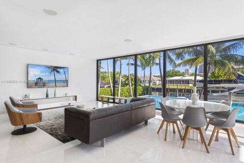 Villa ou maison à louer à Hallandale Beach, Floride: 6 chambres, 538.18 m2 № 2194483 - photo 24