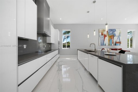 Casa en venta en Miami, Florida, 5 dormitorios, 359.07 m2 № 1999869 - foto 10