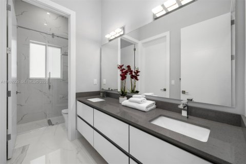 Casa en venta en Miami, Florida, 5 dormitorios, 359.07 m2 № 1999869 - foto 21