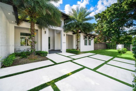 Casa en venta en Miami, Florida, 5 dormitorios, 359.07 m2 № 1999869 - foto 2
