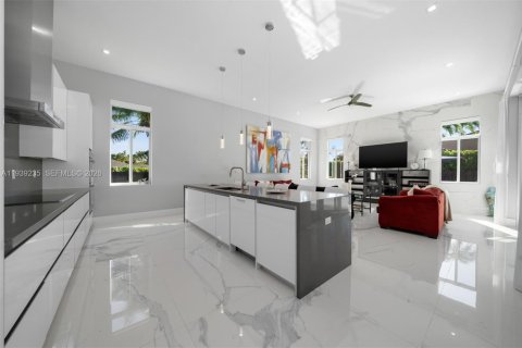 Casa en venta en Miami, Florida, 5 dormitorios, 359.07 m2 № 1999869 - foto 8