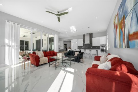 Casa en venta en Miami, Florida, 5 dormitorios, 359.07 m2 № 1999869 - foto 11