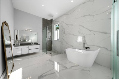 Casa en venta en Miami, Florida, 5 dormitorios, 359.07 m2 № 1999869 - foto 17