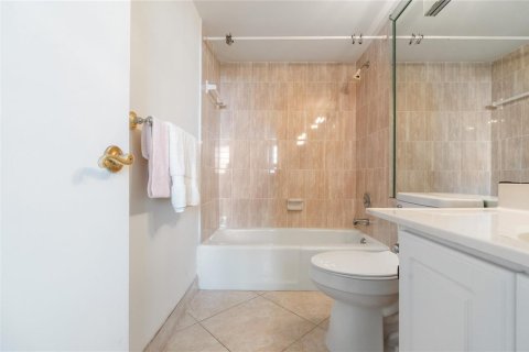 Condo in Pompano Beach, Florida, 2 bedrooms  № 2085707 - photo 9