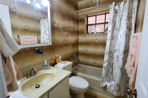 Villa ou maison à vendre à Hialeah, Floride: 3 chambres, 116.59 m2 № 1938907 - photo 12