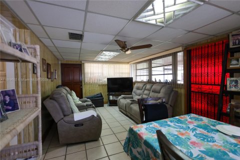 Villa ou maison à vendre à Hialeah, Floride: 3 chambres, 116.59 m2 № 1938907 - photo 19