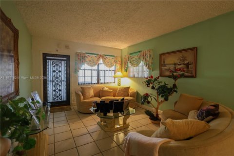 Villa ou maison à vendre à Hialeah, Floride: 3 chambres, 116.59 m2 № 1938907 - photo 5
