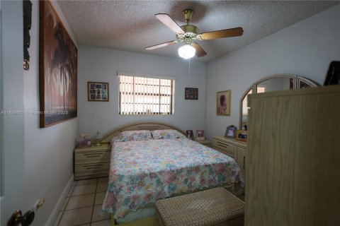 Villa ou maison à vendre à Hialeah, Floride: 3 chambres, 116.59 m2 № 1938907 - photo 13