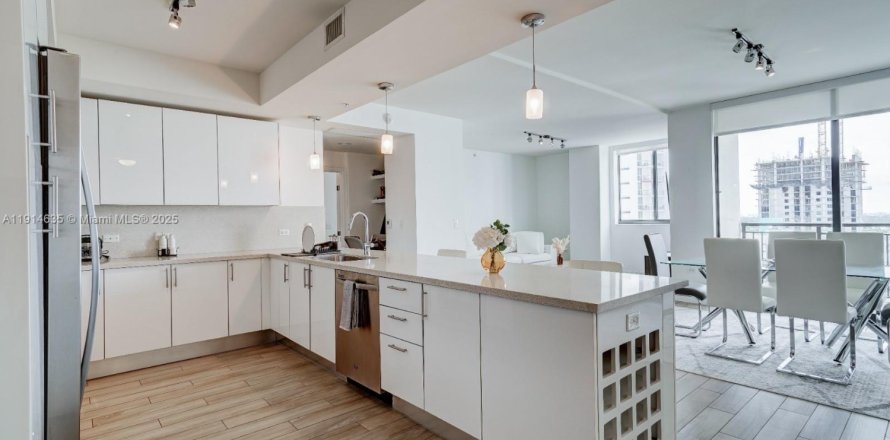 Кондоминиум с 2 спальнями в Майами, Флорида № 1970441