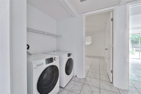 Propiedad comercial en venta en Largo, Florida, 4 dormitorios, 197.7 m2 № 2430585 - foto 8
