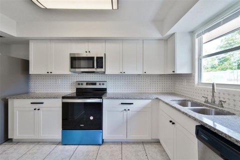Propiedad comercial en venta en Largo, Florida, 4 dormitorios, 197.7 m2 № 2430585 - foto 4