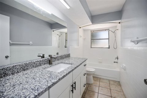 Propiedad comercial en venta en Largo, Florida, 4 dormitorios, 197.7 m2 № 2430585 - foto 9