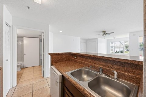 Condo in Kissimmee, Florida, 2 bedrooms № 2102657 - photo 12