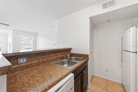 Condo in Kissimmee, Florida, 2 bedrooms № 2102657 - photo 13