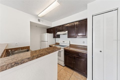 Condo in Kissimmee, Florida, 2 bedrooms № 2102657 - photo 11