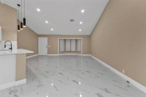 House in Port Charlotte, Florida 5 bedrooms, 179.58 sq.m. № 1523031 - photo 10