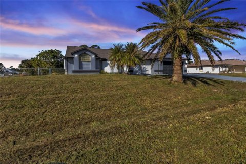 House in Port Charlotte, Florida 5 bedrooms, 179.58 sq.m. № 1523031 - photo 2