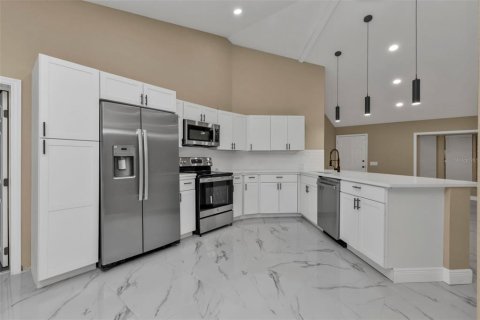 House in Port Charlotte, Florida 5 bedrooms, 179.58 sq.m. № 1523031 - photo 15