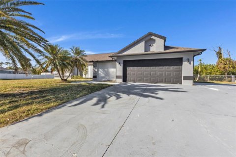 House in Port Charlotte, Florida 5 bedrooms, 179.58 sq.m. № 1523031 - photo 1